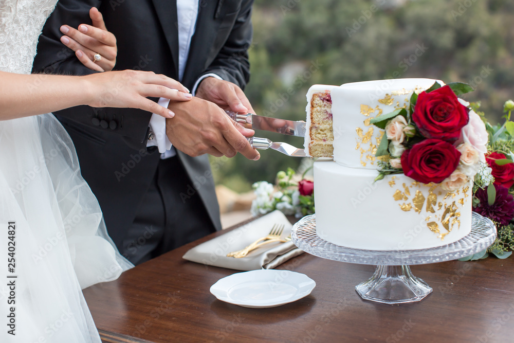 Ταπετσαρία Bride and groom cutting their wedding cake