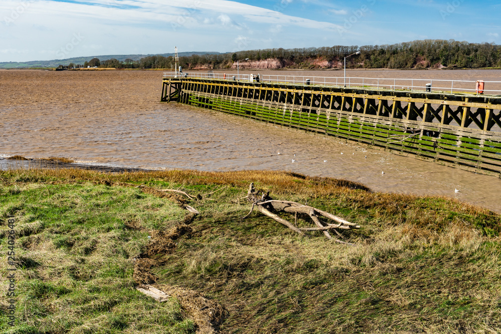 Obraz premium The muddy river Severn with pier