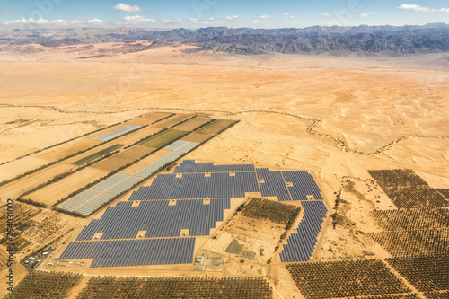Solarzellen Solar Israel Strom Energie Solaranlage Wüste Berge von oben Luftbild
