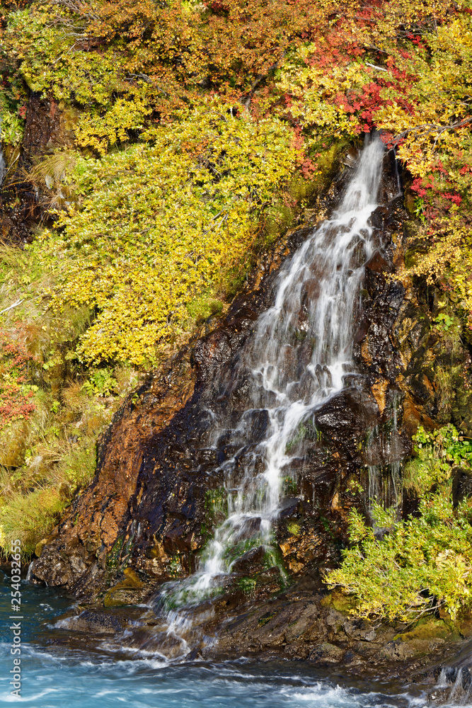 Herbst am Wasserfall Hraunafossar, Island Herbst am Wasserfall Hraunafossar, Island