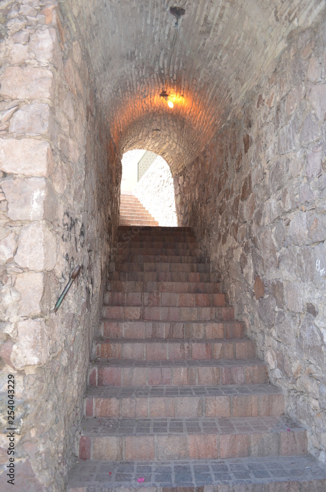 Fototapeta premium Escaleras en túnel