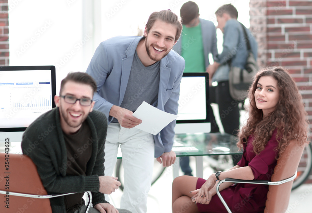 Obraz premium friendly business team talking in the office