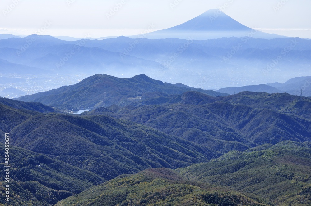 奥秩父の山並みと富士山