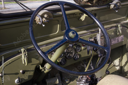 Zona delantera interior del volante de coche militar Jeep Willys
