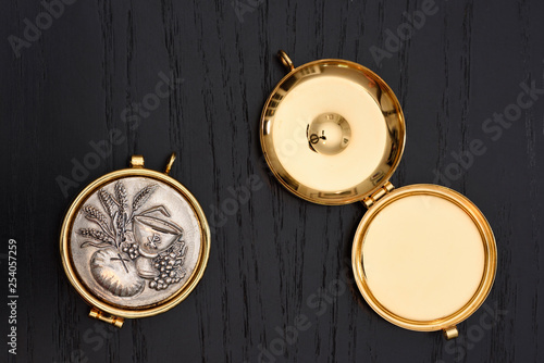 Принти на полотні Gold Pyx to carry the consecrated eucharistic communion wafer host the holy body