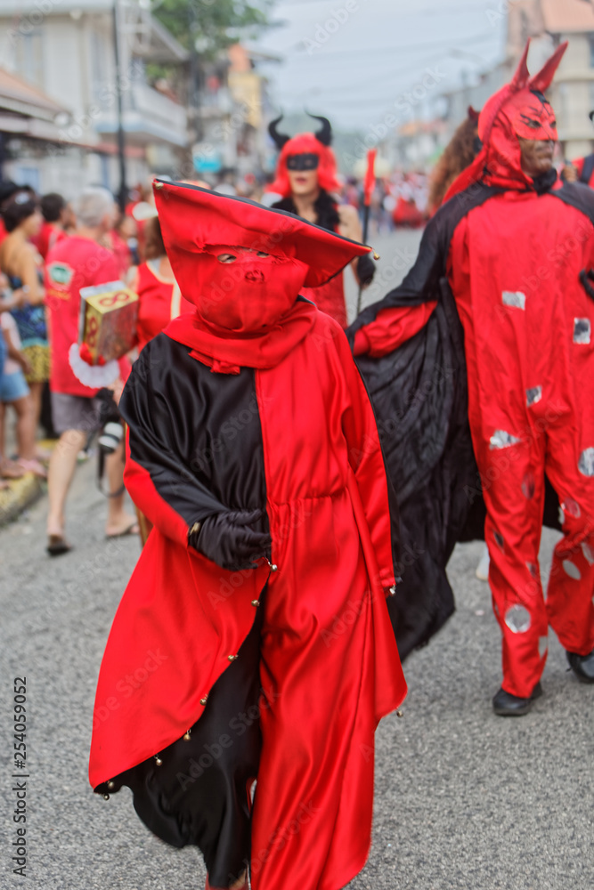 Déguisement en rouge et noir pour le mardi gras au carnaval de Cayenne en Guyane française