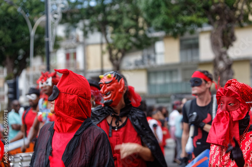 Défilé en rouge et noir tradition du mardi gras au carnaval de Cayenne en Guyane française
