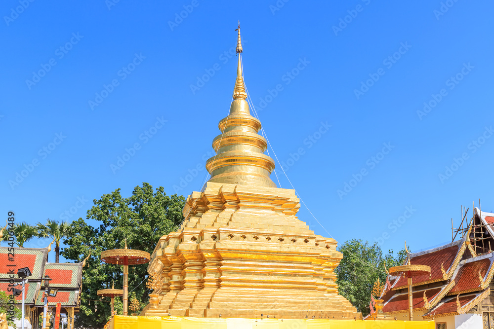 Fototapeta premium Golden buddha relic pagoda at Wat Phra That Si Chom Thong Worawihan in Chiang Mai, Thailand