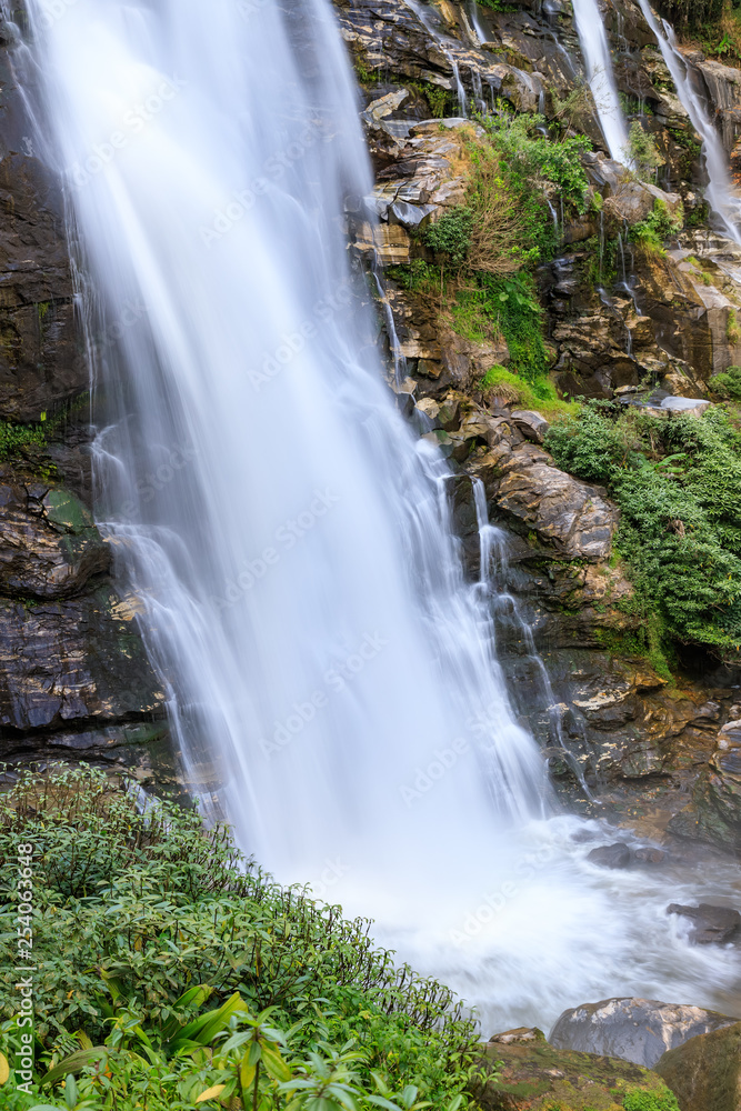 Obraz premium Wachirathan Waterfall, Doi Inthanon National Park, Chiang Mai, Thailand