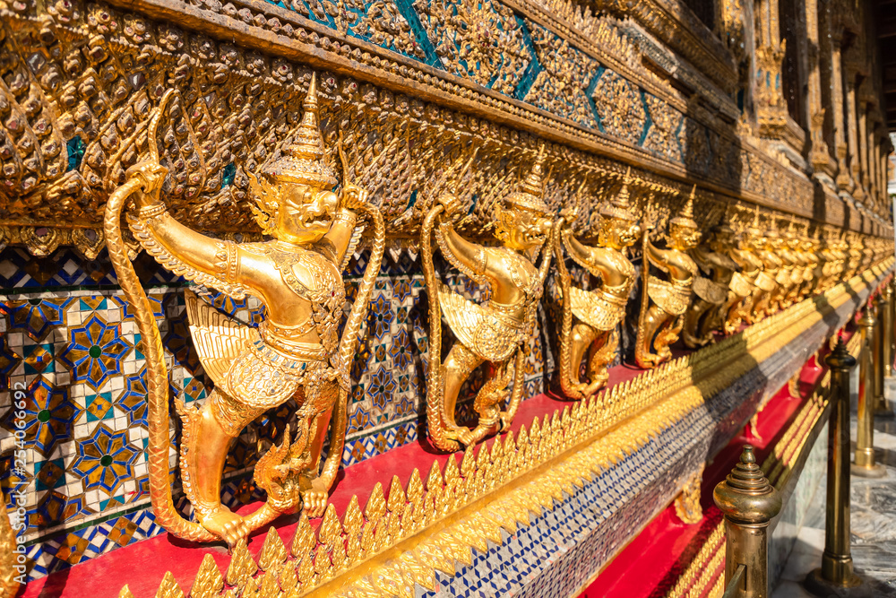 Obraz premium Row of golden garuda scuplture Wat Phra Kaew or the Temple of the Emerald Buddha