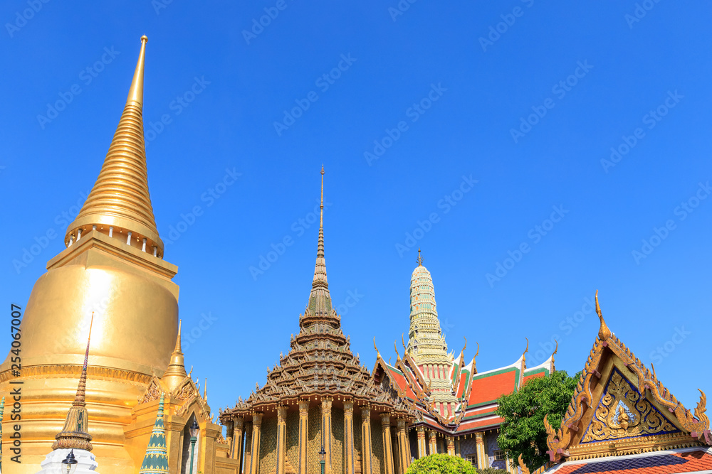 Fototapeta premium Wat Phra Kaew or the Temple of the Emerald Buddha in Grand Palace Bangkok