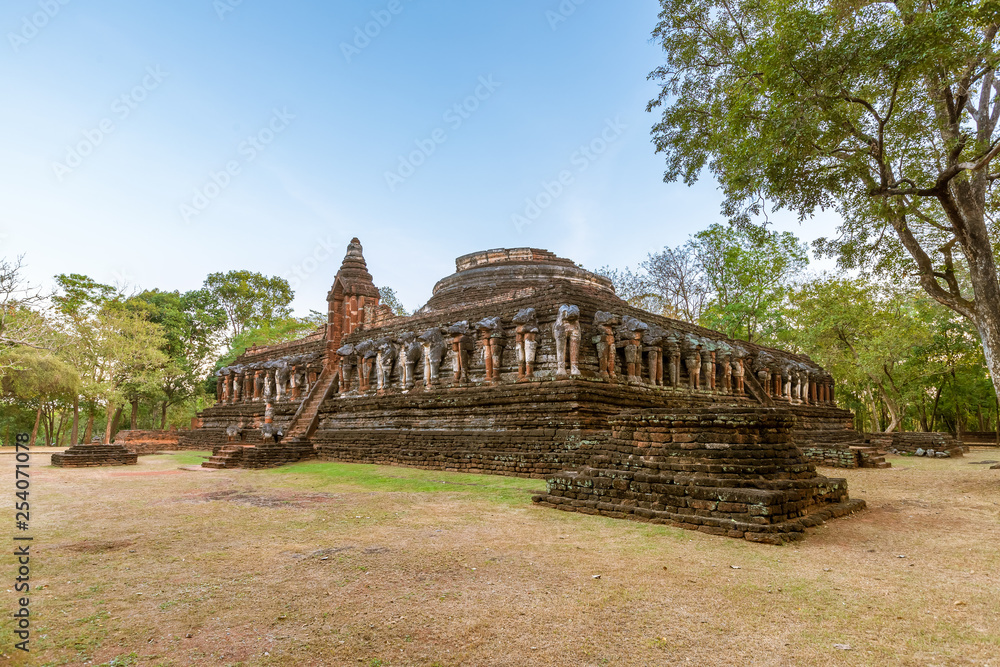 Wat Chang Rob temple in Kamphaeng Phet Historical Park, UNESCO World Heritage site Wat Chang Rob temple in Kamphaeng Phet Historical Park, UNESCO World Heritage site