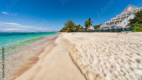 Foto Seven mile beach on Grand Cayman in the Caribbean.