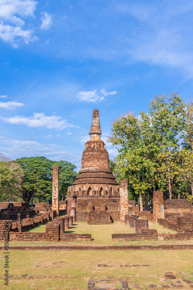 Fototapeta premium Wat Phra Kaeo temple in Kamphaeng Phet Historical Park, UNESCO World Heritage site