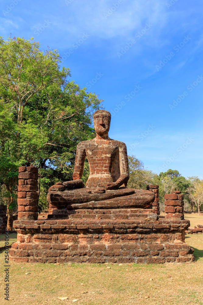 Fototapeta premium Sitting Buddha statue at Wat Sing temple in Kamphaeng Phet Historical Park, UNESCO World Heritage site