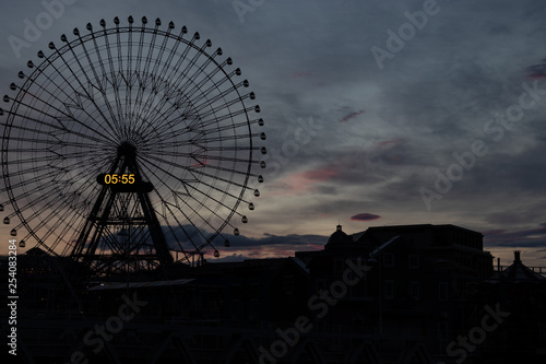 【横浜シルエットシリーズ】夜明け前の横浜大観覧車