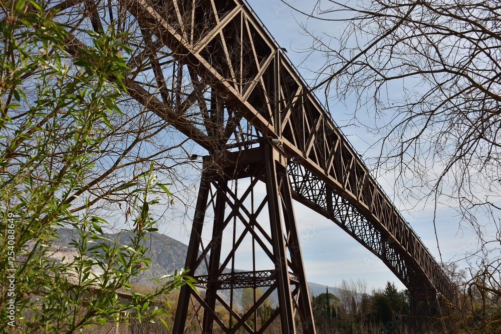 Vista de antiguo puente de hierro