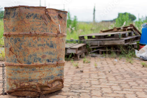 Wallpaper Mural Tambor de ferro enferrujado com background para texto na lateral Torontodigital.ca