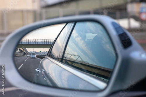 バックミラー　高速道路　安全　走行 人生　後ろ　振り返る　過去　ドライブ　休日　リラックス　日本 © Imaging L