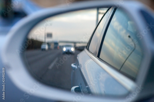 バックミラー　高速道路　安全　走行 人生　後ろ　振り返る　過去　ドライブ　休日　リラックス　日本 © Imaging L
