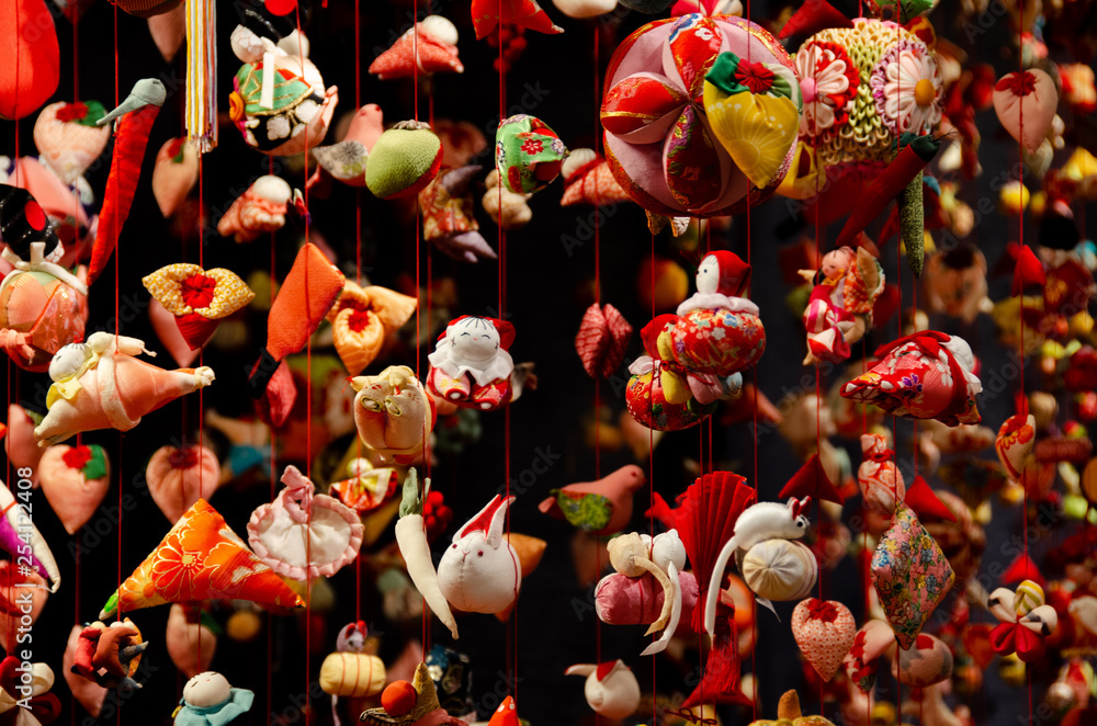静岡県賀茂郡東伊豆町稲取の雛のつるし飾りです。きものの端切れで作ったつるし飾りはどれもちっちゃくてかわいいです。心が癒されます。