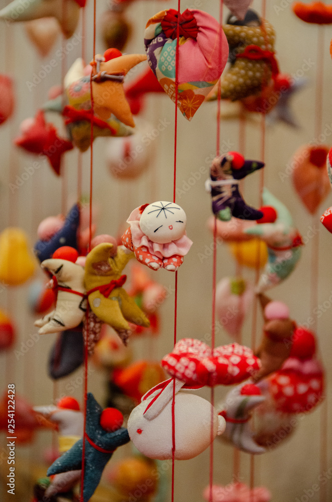 静岡県賀茂郡東伊豆町稲取の雛のつるし飾りです。きものの端切れで作ったつるし飾りはどれもちっちゃくてかわいいです。心が癒されます。