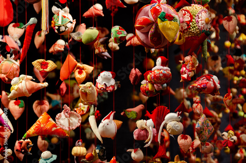 静岡県賀茂郡東伊豆町稲取の雛のつるし飾りです。きものの端切れで作ったつるし飾りはどれもちっちゃくてかわいいです。心が癒されます。