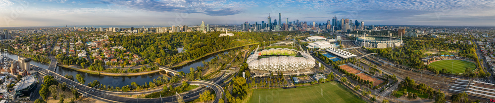 Fototapeta premium Panoramiczny widok z lotu ptaka na stadion MCG i AAMI z CBD w tle