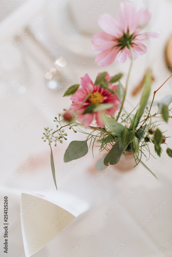 Hochzeitstisch, Deko, Gedeckter Tisch, Kerzen Florist Hochzeitstisch, Deko, Gedeckter Tisch, Kerzen Florist