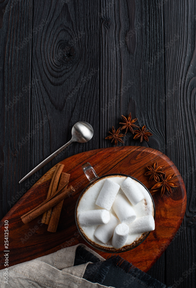 Φωτογραφία coffee with milk and marshmallow with cinnamon and anise on wooden background to