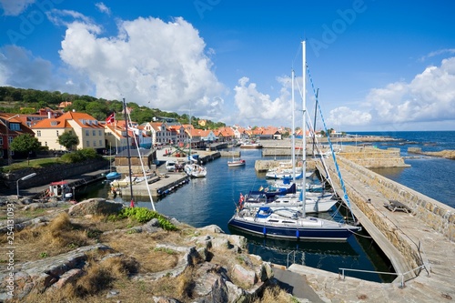 Foto View of fishing boats and yachts moored in the harbor in Gudhjem, Bornholm islan