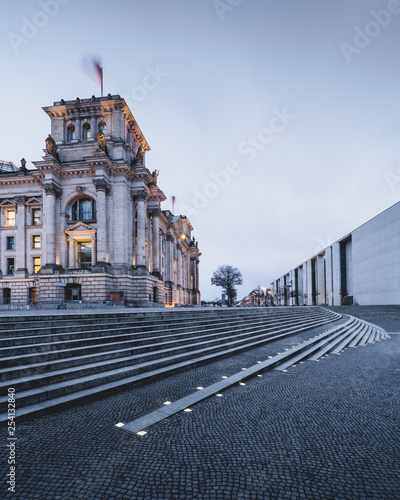 Der Berliner Bundestag / Reichstag im Regierungsviertel am Morgen