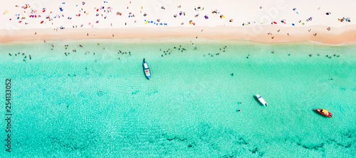 Obraz Widok z góry, oszałamiający widok z lotu ptaka pięknej tropikalnej plaży z białym piaskiem i turkusu czystą wodą, ogonem łodzi i ludzi do opalania, Surin beach, Phuket, Tajlandia.