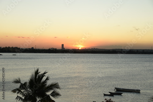 Puesta del Sol en Dar es Salaam en Tanzania, Africa del Este.