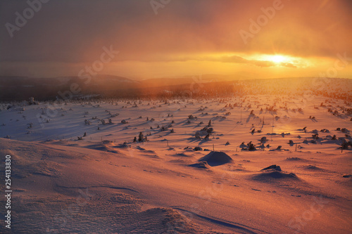 piękny zachód słońca w górach, śnieżna zima