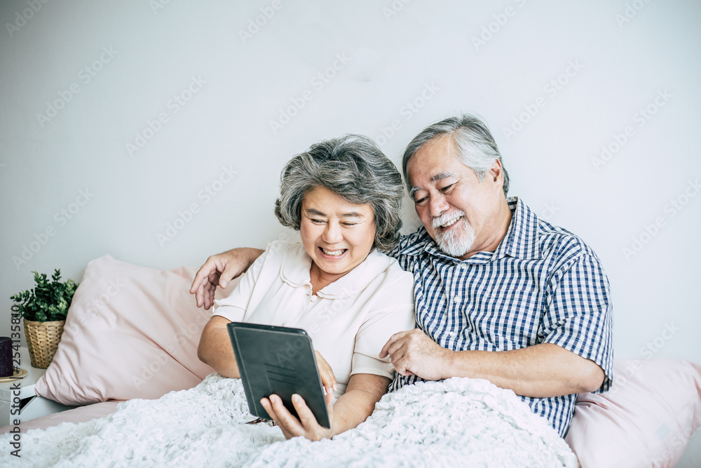 Fototapeta premium Elderly Couple Using tablet computer