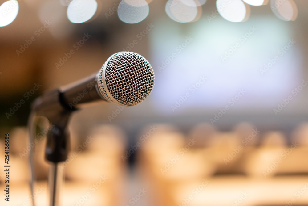 Obraz premium Microphone in the meeting room, where the light is bright