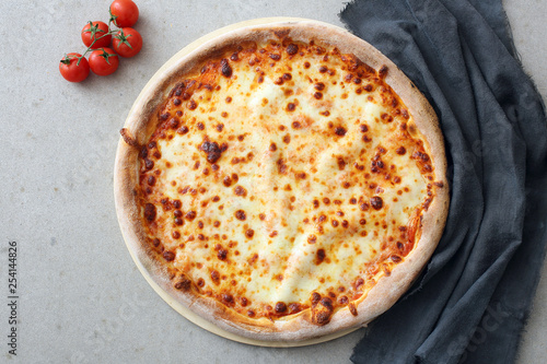Fotografia pizza tradizionale con formaggi