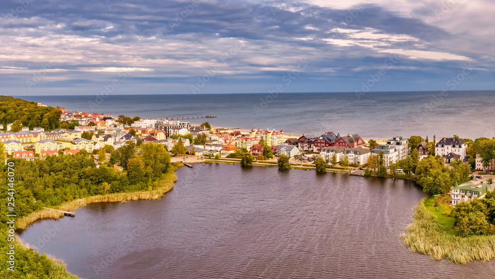 Fototapeta premium Ostseebad Bansin mit Schloonsee im Vordergrund und Ostsee im Hintergrund