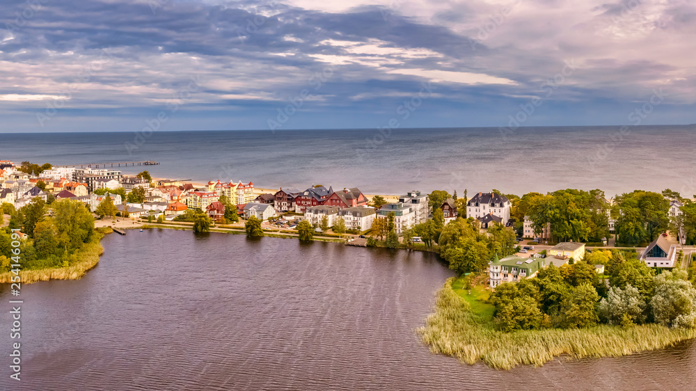 Ostseebad Bansin mit Schloonsee im Vordergrund und Ostsee im Hintergrund