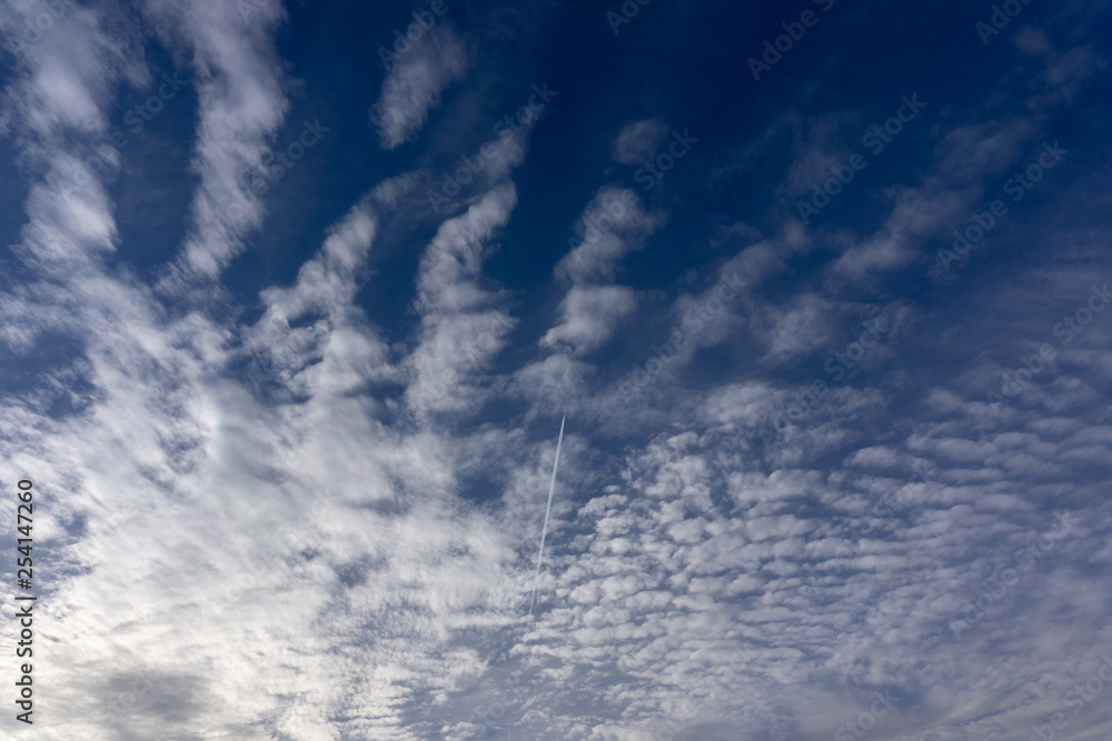 青い空と白い雲と飛行機雲