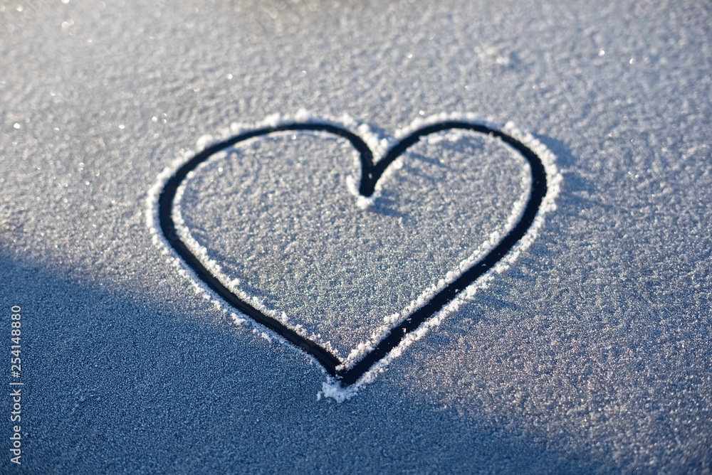 Gezeichnetes Herz auf gefrorener Eisfläche Gezeichnetes Herz auf gefrorener Eisfläche