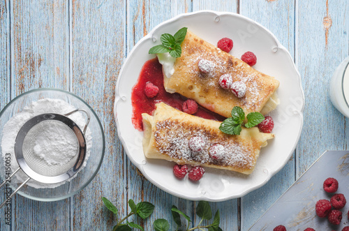 Cuadro en lienzo Cheese blintzes pancakes with fresh fruit