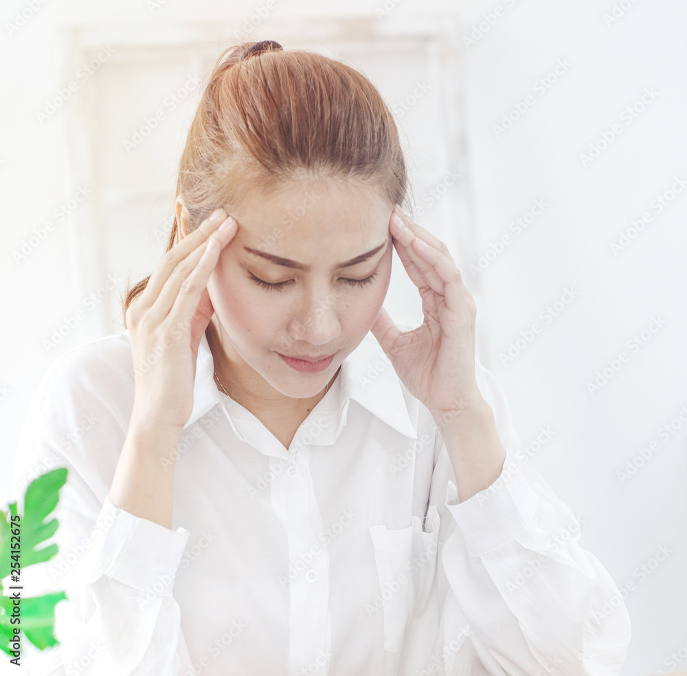 Women have headaches. And stressed from work.In the white room there is a lady inside. Women have headaches. And stressed from work.In the white room there is a lady inside.