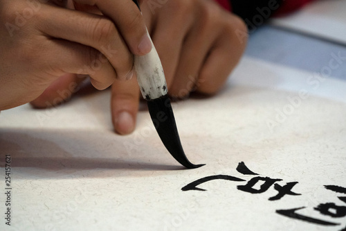 Fotografia japanese woman writing ideograms with brush