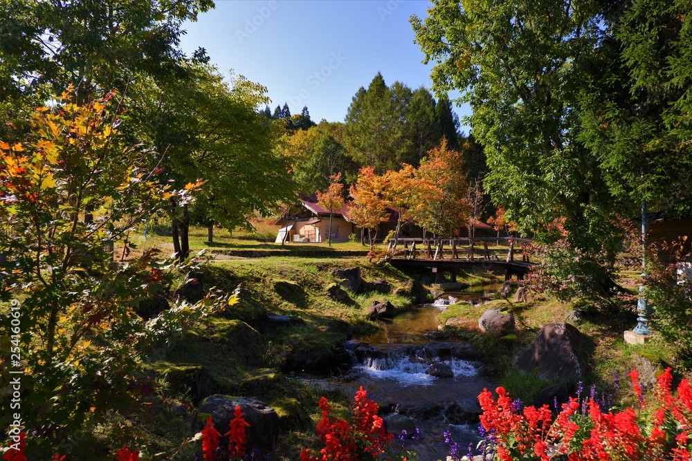 Fototapeta premium 山の村牧場の紅葉