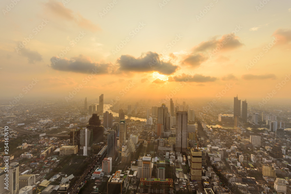 Obraz premium high view of the city in sunset time / High view of Bangkok city in sunset