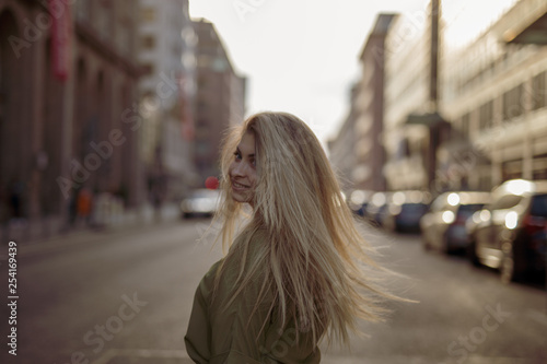 Schöne Frau beim wandern in Stadt Berlin