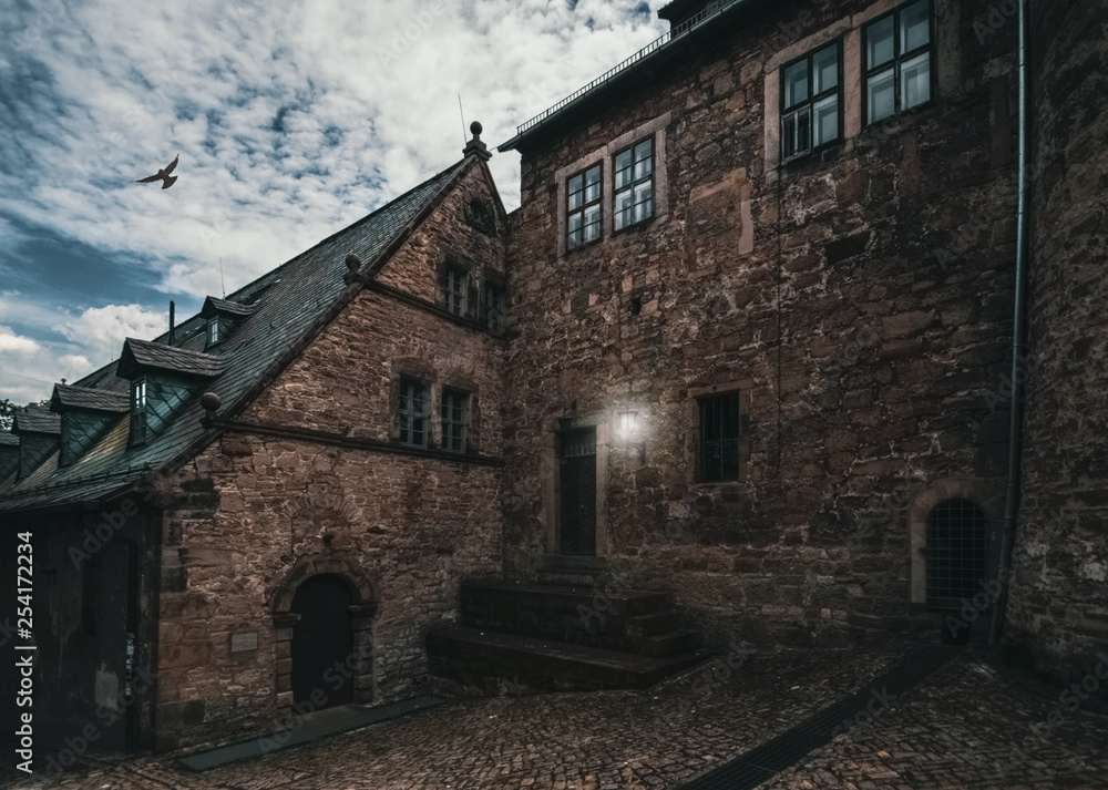 Altes Gebäude in der Dämmerung Altes Gebäude in der Dämmerung