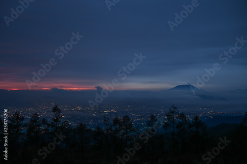 朝焼けに浮かぶ富士山と雲海 © yu-ki_d7500